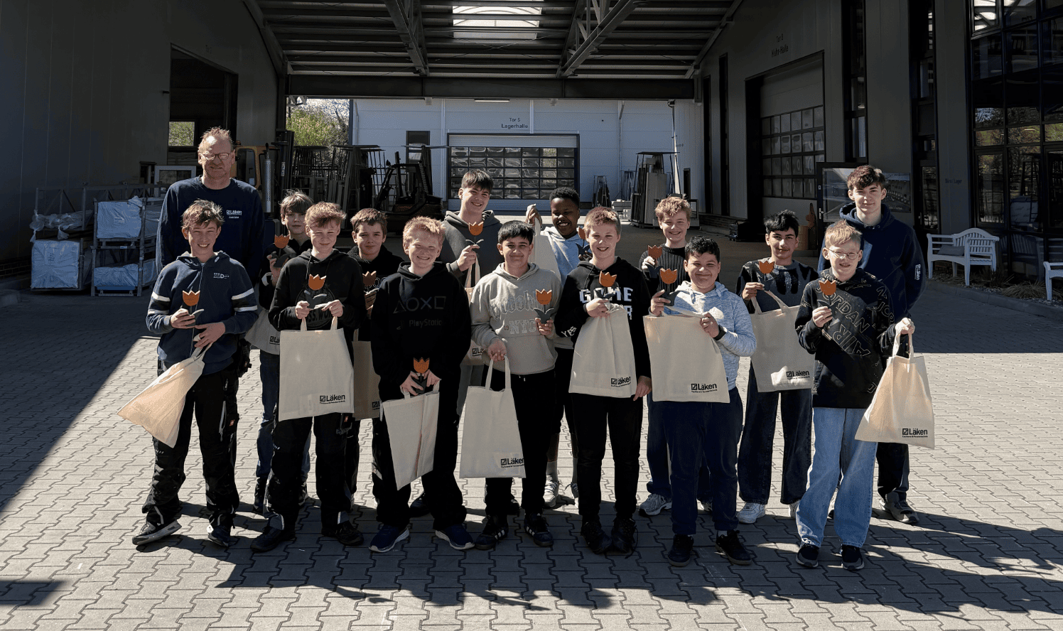 Gestern war Zukunftstag bei uns in der Tischlerei – und wir hatten 13 neugierige Schüler*innen zu Besuch! 🔨🌿