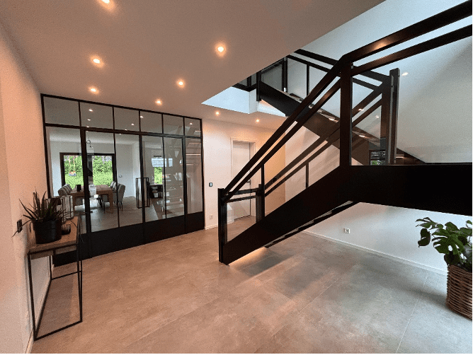 Moderner Eingangsbereich trifft auf meisterhaftes Tischlerhandwerk